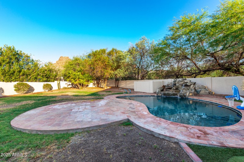 09 - Backyard