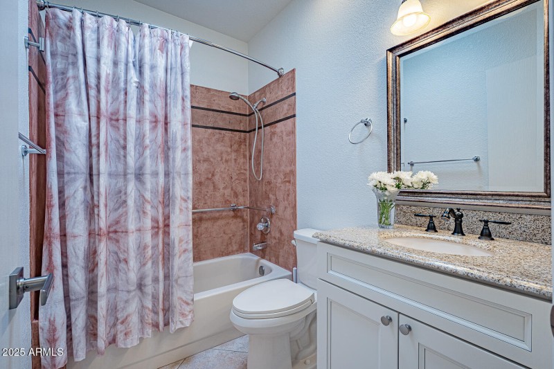 GUEST:HALLWAY BATHROOM