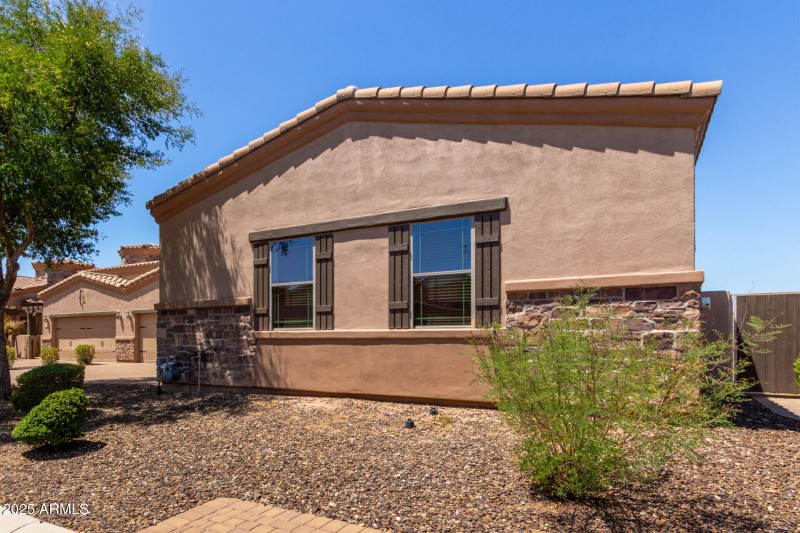 1633 sq ft
