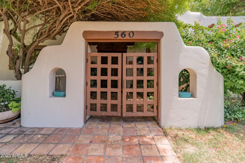 560 W Montebello Ave-10