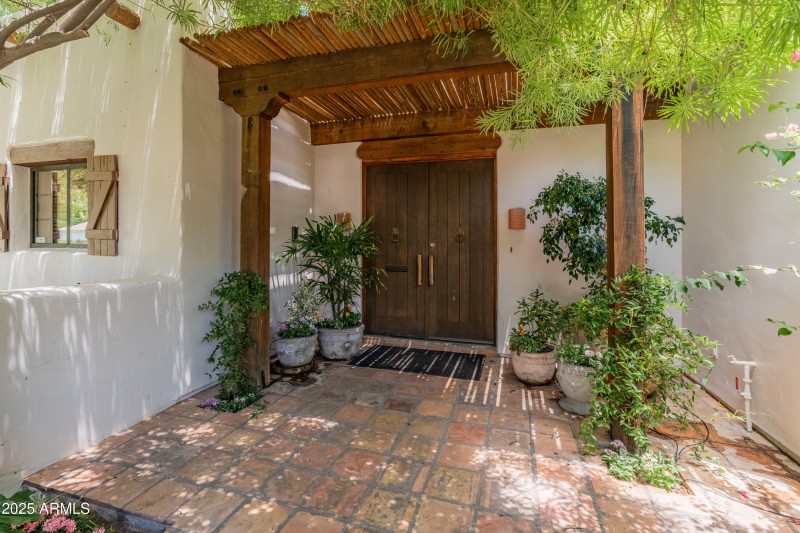 560 W Montebello Ave-9