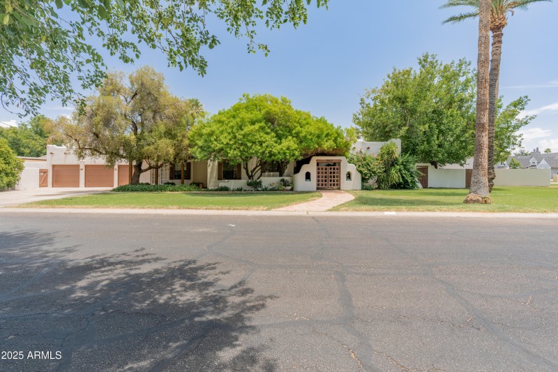 560 W Montebello Ave-16