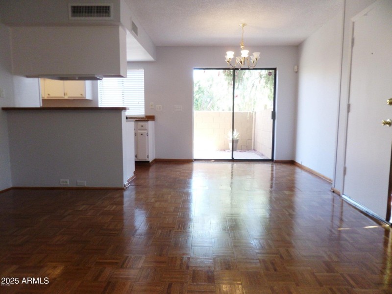 BRIGHT OPEN FLOORPLAN DINING