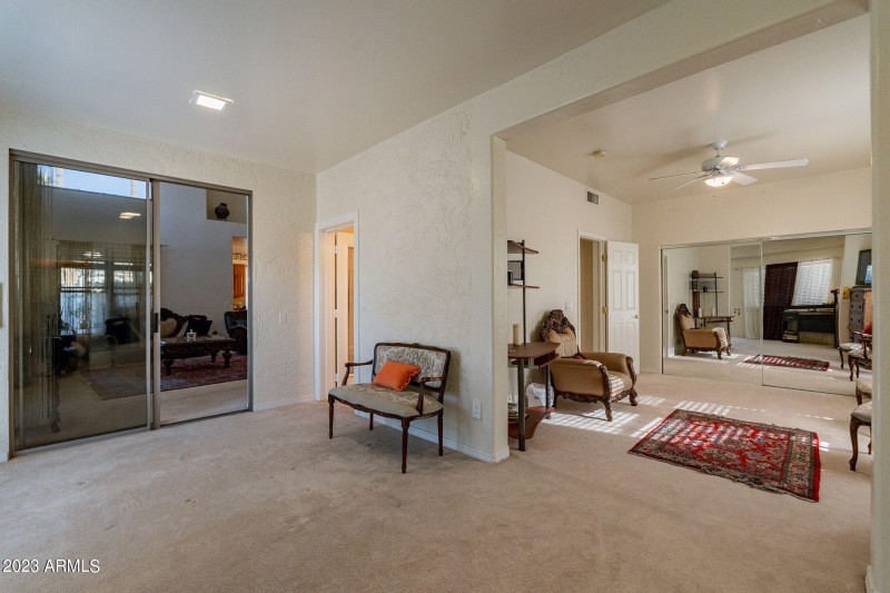 Guest room with private sitting area