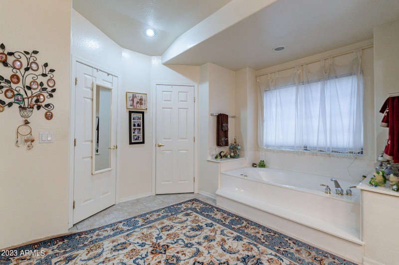 Separate bathtub and shower