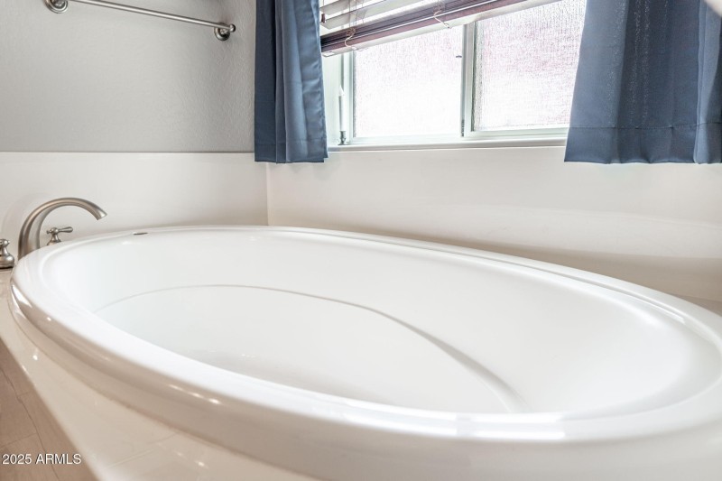 Soak-in tub