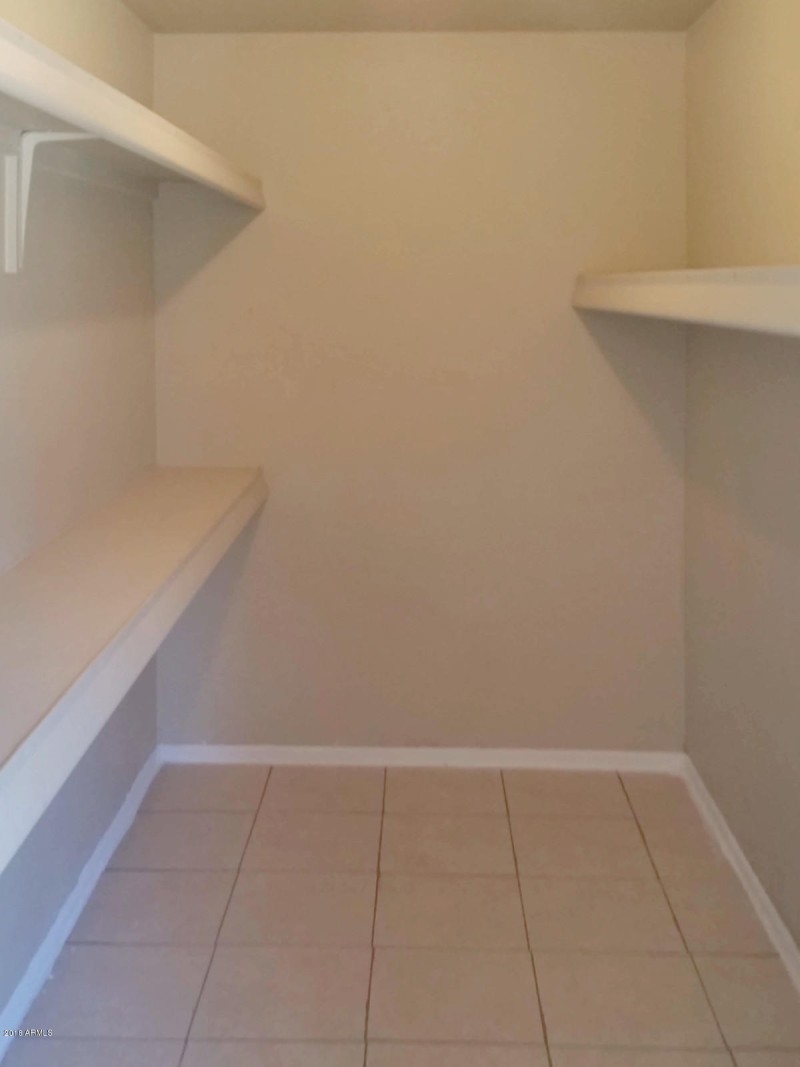 MASTER WALK-IN CLOSET