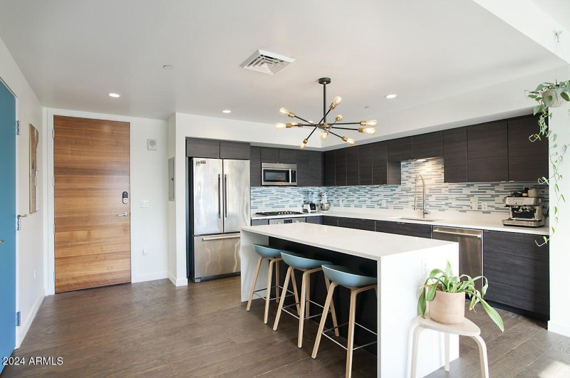 Large kitchen and all-Bosch appliances.