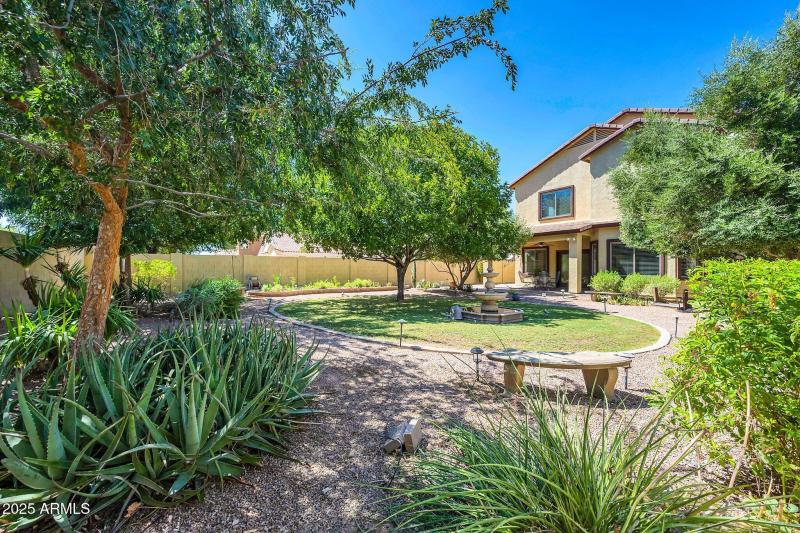 Beautiful BackyardRoom for a Pool