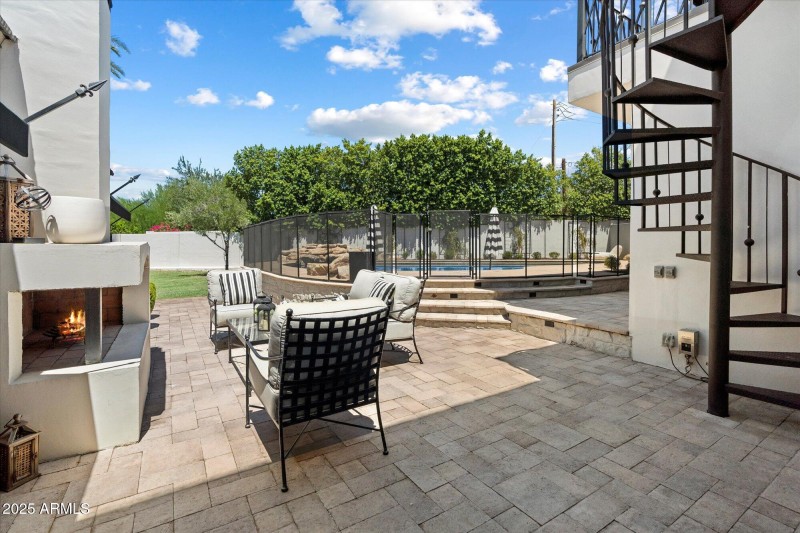 Patio w/Fireplace