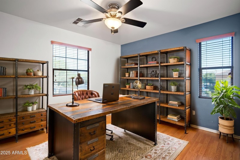 Room-2-photo-1 - Home Office - Industria