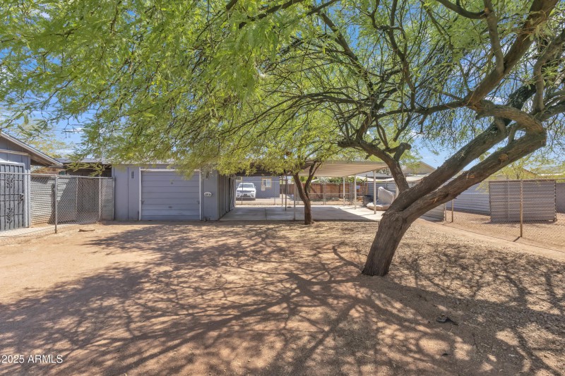 Garage/Carport