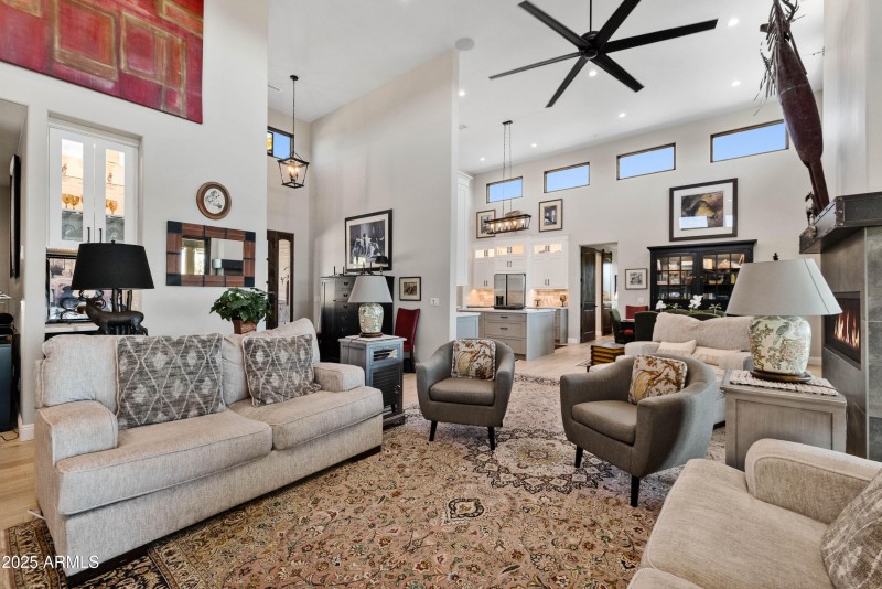 16-Living Room (2)