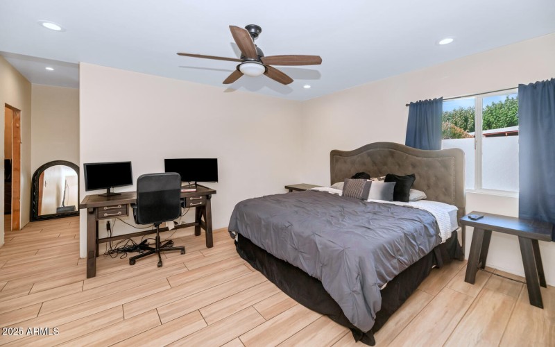 2303 W Marshall Ave-large-010-018-2303 W