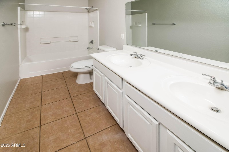 017-photo-bathroom-14732660