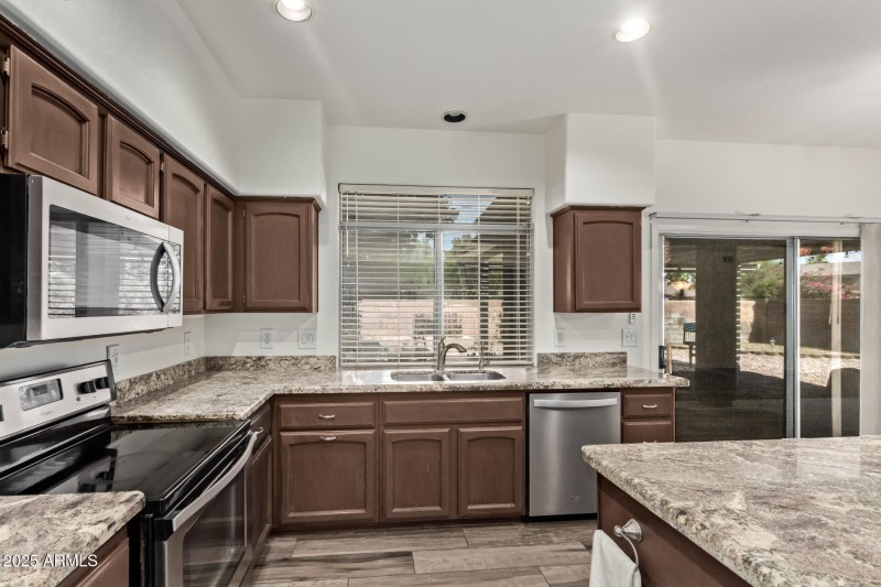 BRIGHT KITCHEN