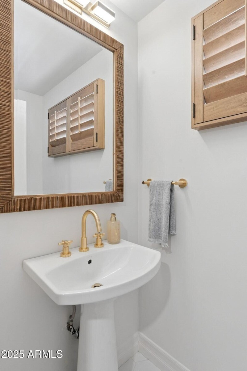 045_Powder Room