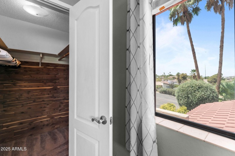 Ceder lined walk-in