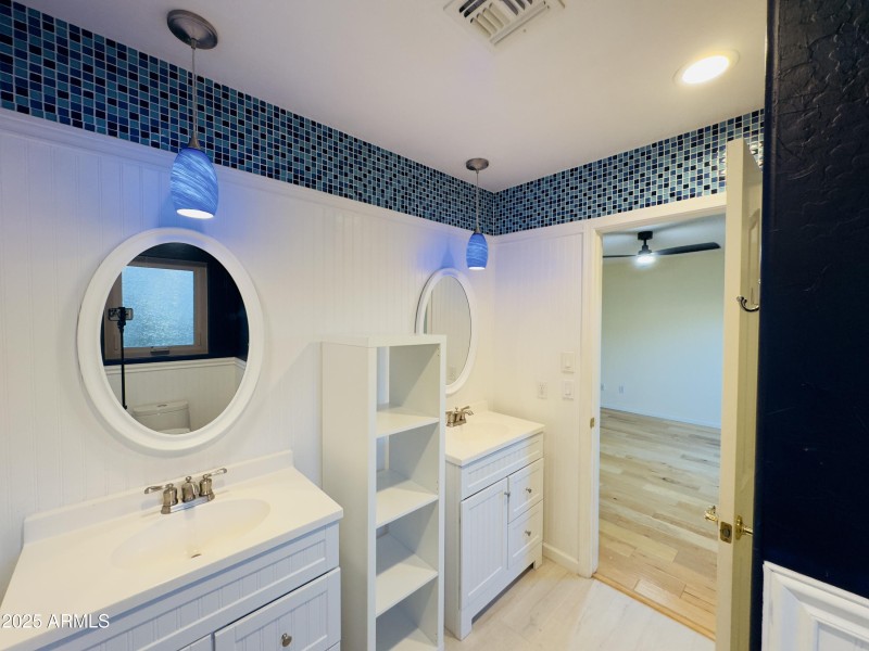 Jack/Jill bathroom