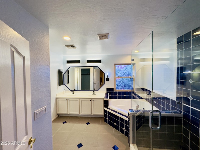 2nd flr bath