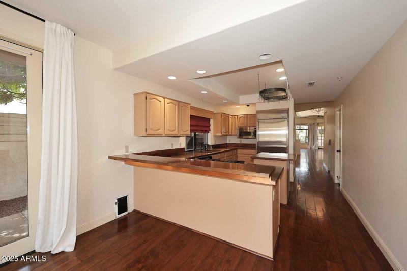 Kitchen-Breakfast Bar