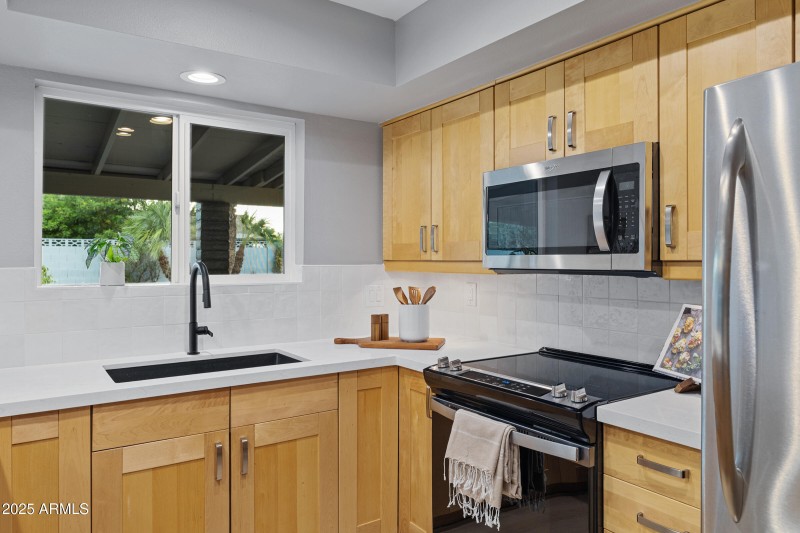 11020 N 39th St-12
