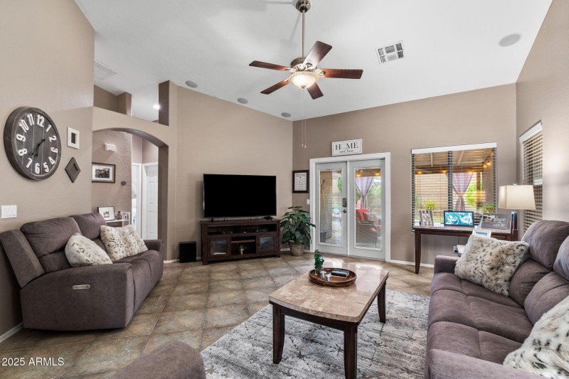 08__2715 E Fawn Dr