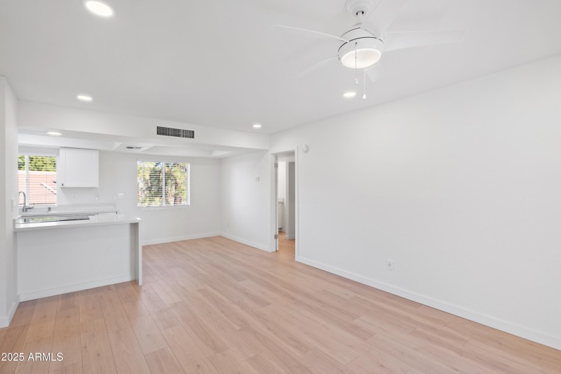 4444 E Paradise Village PKWY 04-Living R