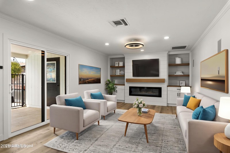 10__2457-E-Ivy-St - Living Room - Standa