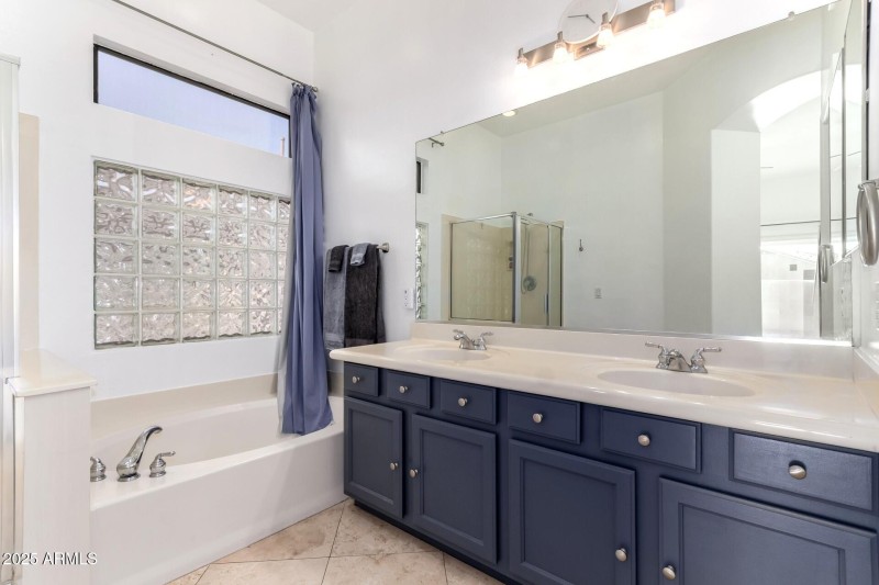 Master bath w/ separate tub & shower