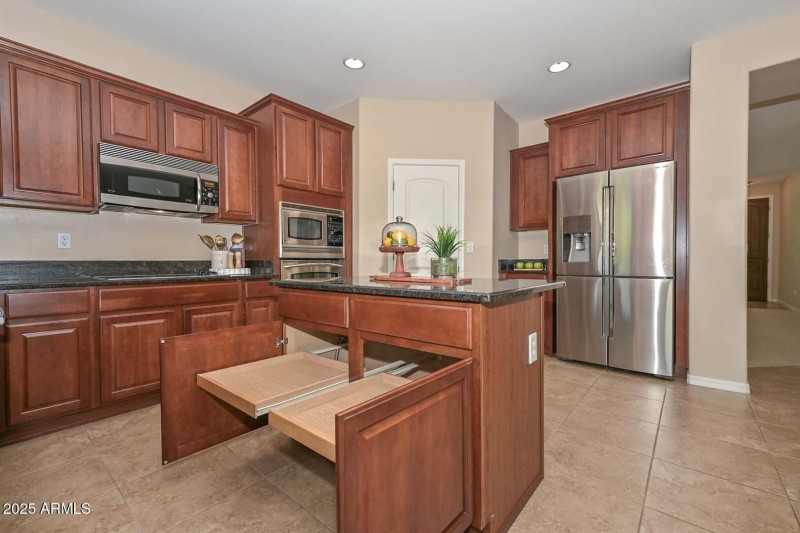 Kitchen-Slide Outs