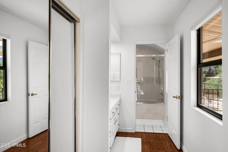 JL_125SycamoreSt-interiors-PrimarySuite-