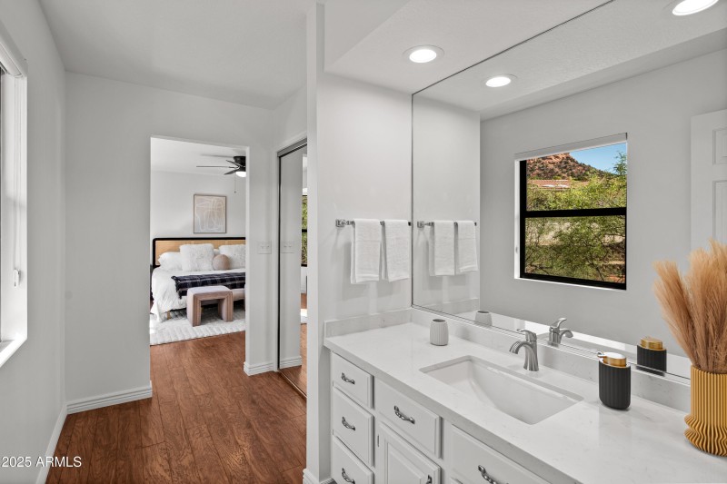 JL_125SycamoreSt-interiors-PrimarySuite-