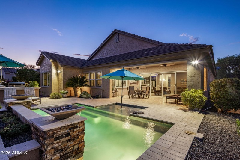 Pool w/ Water Feature