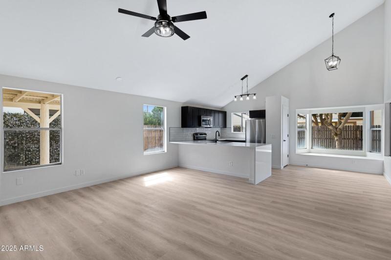 809 E Gila Ln-8