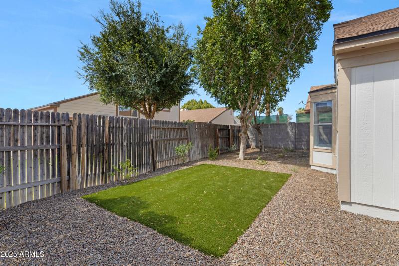 809 E Gila Ln-26