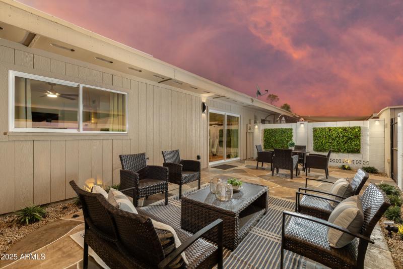 PRIVATHE OUTDOOR PATIO