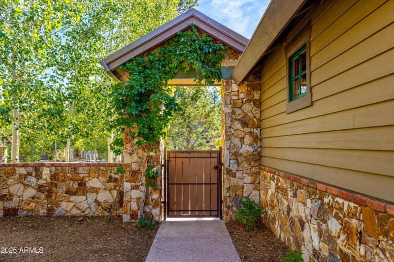 Entry / Courtyard