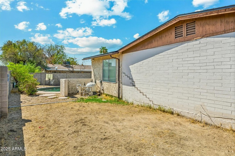 SIDE YARD
