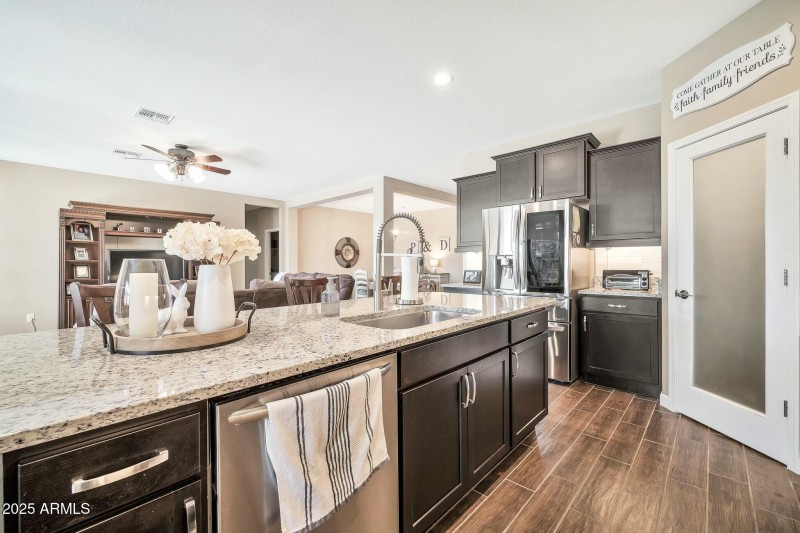 KITCHEN COUNTER