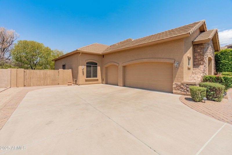 4110 W Oraibi Dr-63.jpg garage