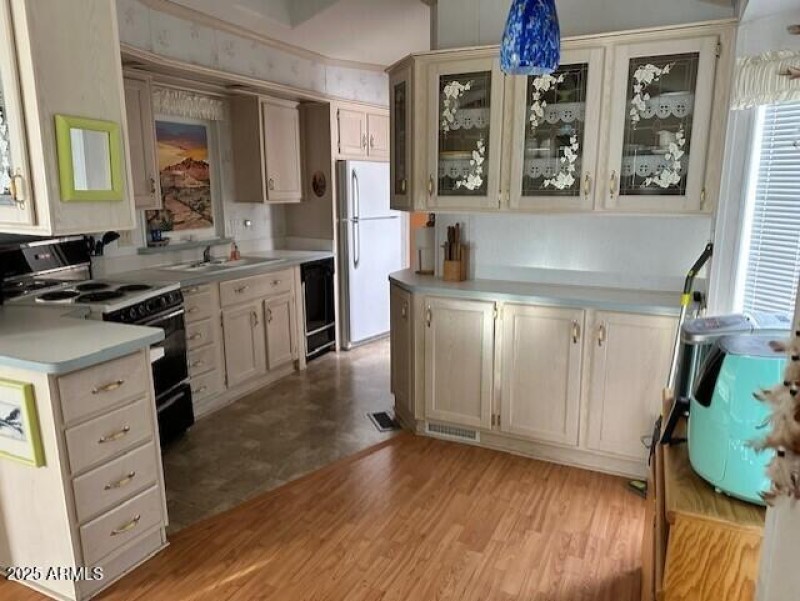 Listing_Kitchen_Hutchc64d