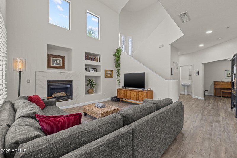 12)GREAT ROOM