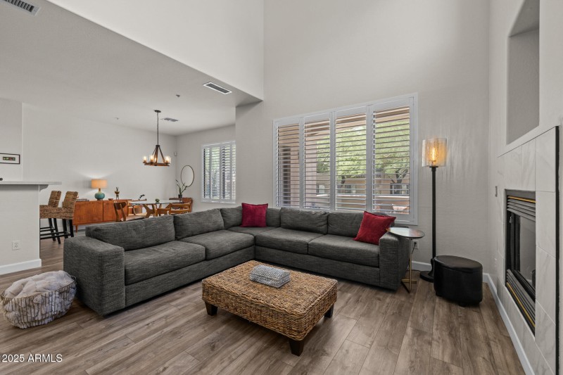 14)GREAT ROOM