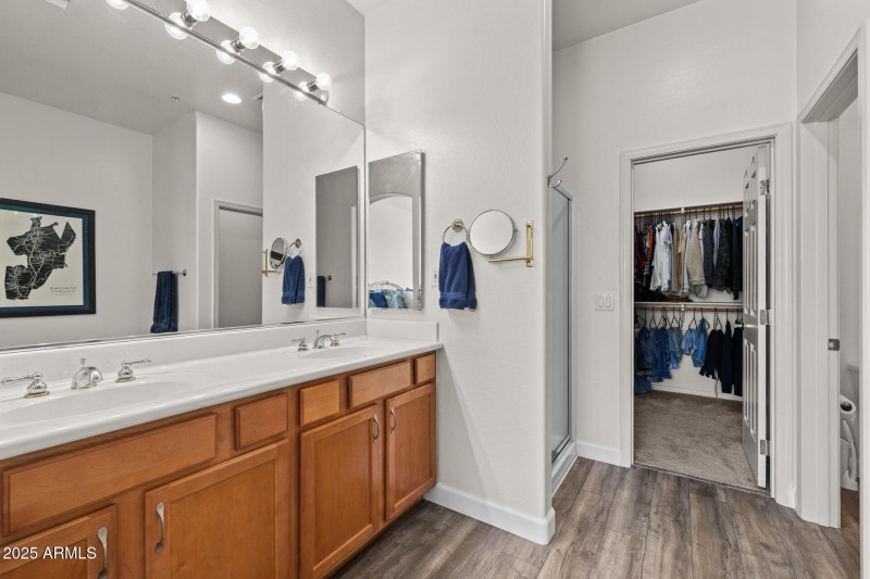 33)MASTER BATH