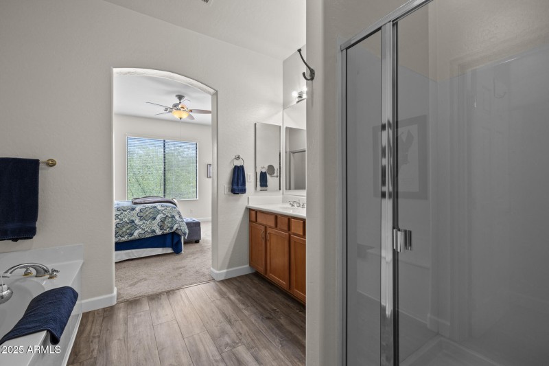 35)MASTER BATH