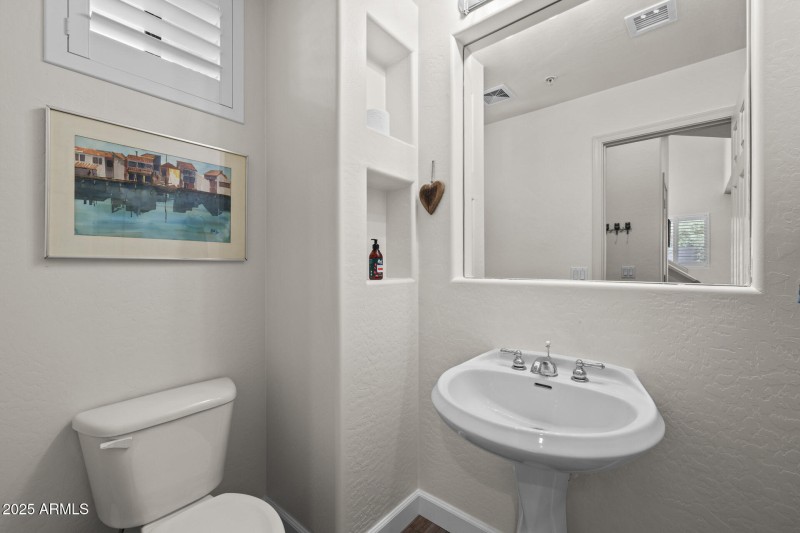 41)POWDER ROOM