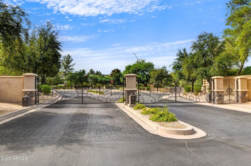 003_Gated Community