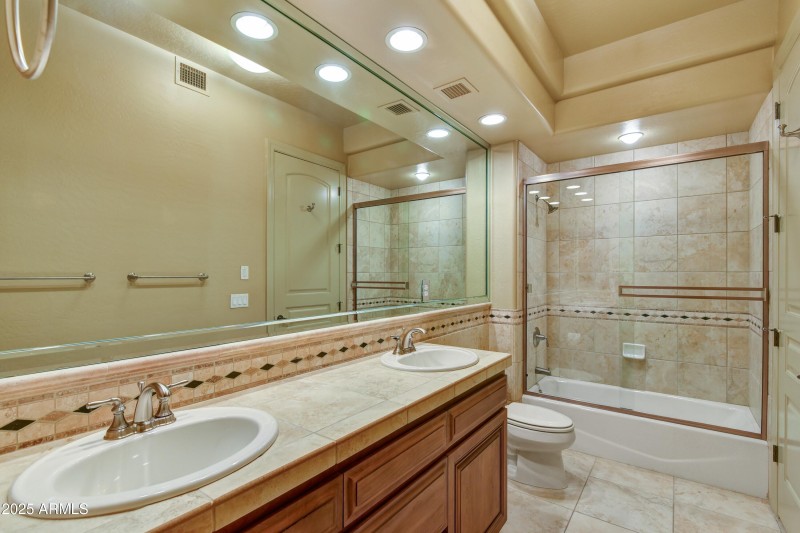 045_Lower Level Ensuite Bath
