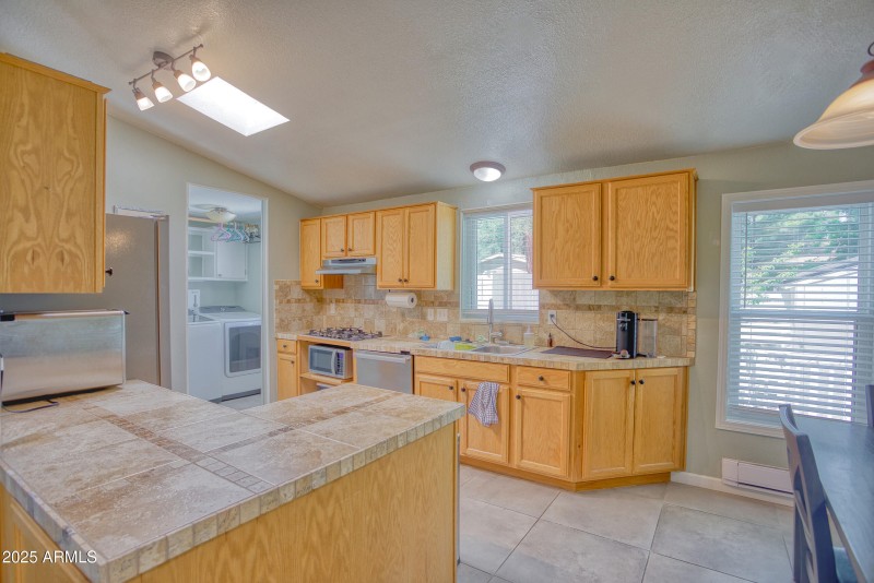 HK5A-3868-4035-HDR1-2560